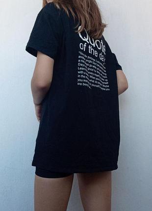 Футболка с принтом на спине