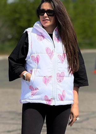 Жилетка жіноча демісезонна білого кольору з сердечками і жилетка жіноча