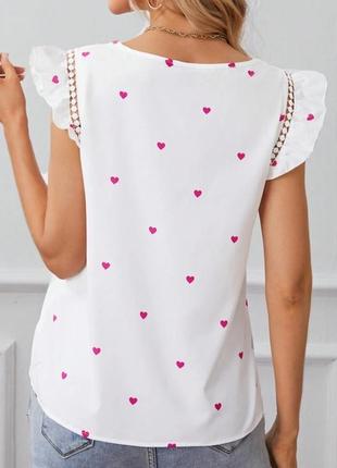 Женская белая шелковая футболка принт сердечками shein4 фото
