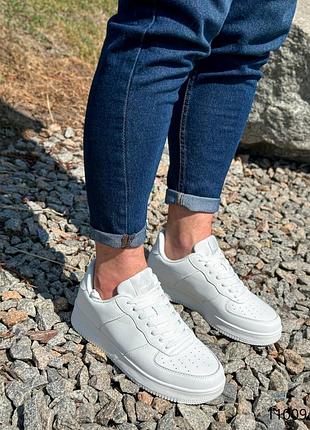 Чоловічі білі натуральні шкіряні кросівки з перфорацією на товстій підошві шкіра