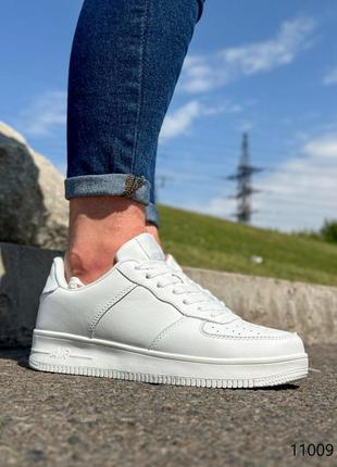 Чоловічі білі натуральні шкіряні кросівки з перфорацією на товстій підошві шкіра