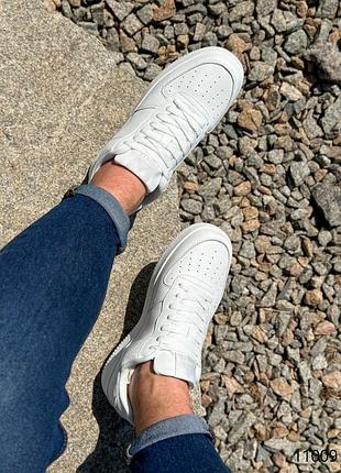 Чоловічі білі натуральні шкіряні кросівки з перфорацією на товстій підошві шкіра