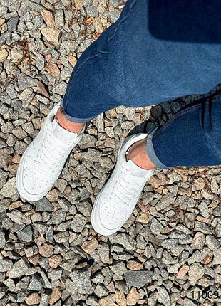 Чоловічі білі натуральні шкіряні кросівки з перфорацією на товстій підошві шкіра