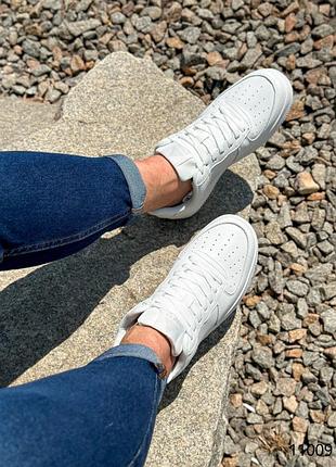 Чоловічі білі натуральні шкіряні кросівки з перфорацією на товстій підошві шкіра