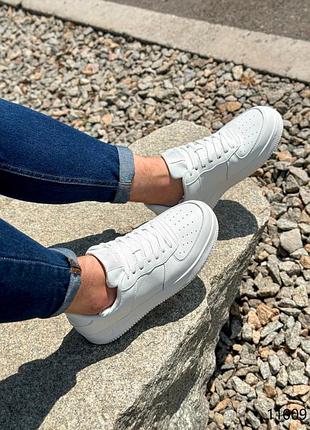 Чоловічі білі натуральні шкіряні кросівки з перфорацією на товстій підошві шкіра