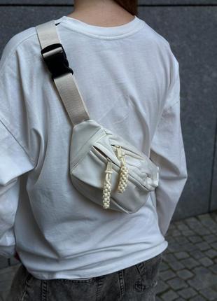 Бананка белая молочная 102 поясная сумка через плечо