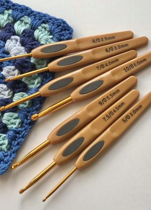 Крючок для вязания металлический с пластиковой ручкой, размер 5.5 мм