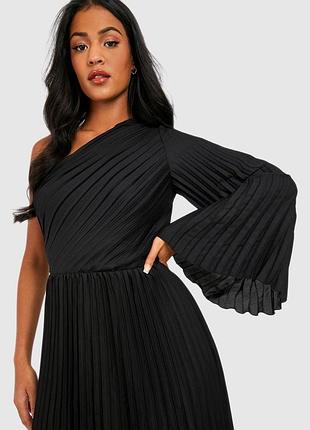 Брендовое платье плиссе на одно плечо коктальное вечернее от boohoo