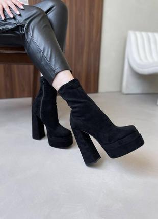 Ботильйони чорні жіночі замшеві на високому каблуку та платформі демісезонні осінні...