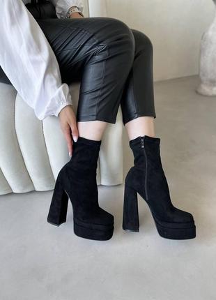 Ботильйони чорні жіночі замшеві на високому каблуку та платформі демісезонні осінні...