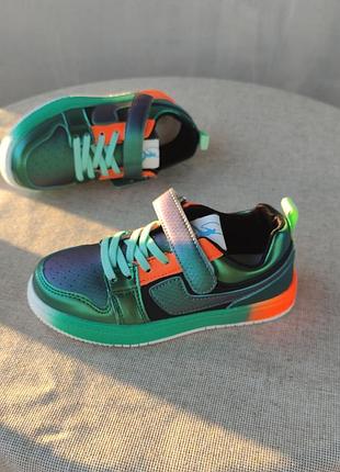 Яркие кроссовки для мальчиков и девочек