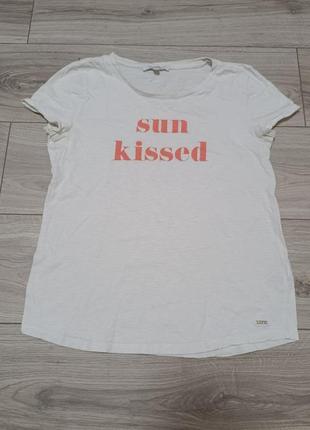 Белая футболка с надписью "sun kissed "