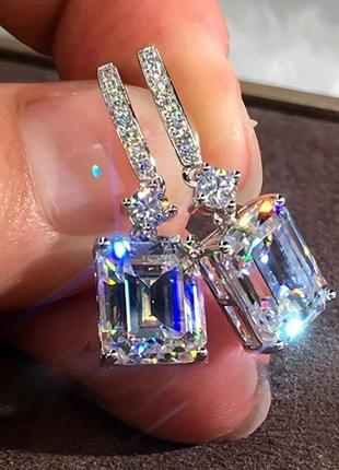 Сріблясті сережки з камінцем