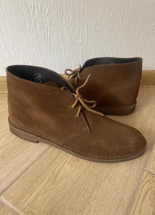 Фирменные замшевые ботинки от clark's