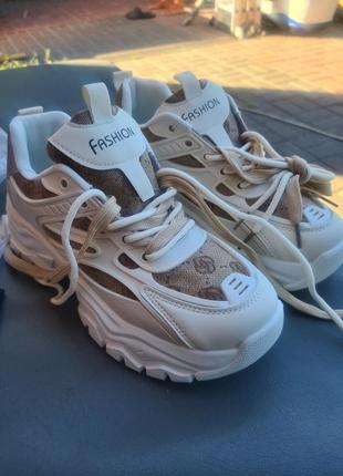 Продам кросівки жіночі