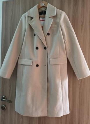 Новое женское пальто бежевого цвета