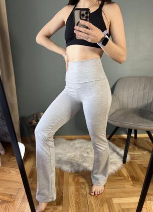 Нові сірі кльошні спортивні лосини курточка
