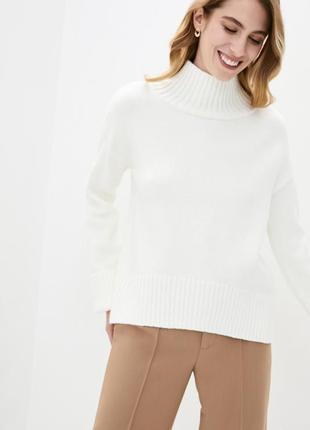 Белый свитер свободного кроя с высоким воротником