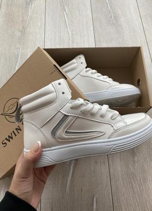 Кросівки високі жіночі білі