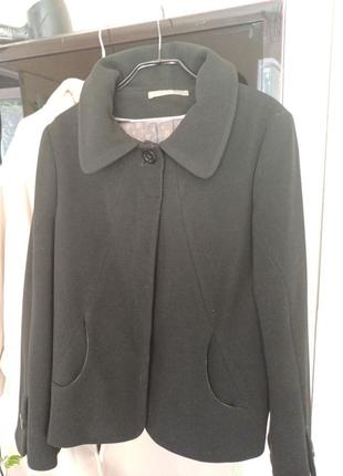 Укороченное черное пальто классического кроя