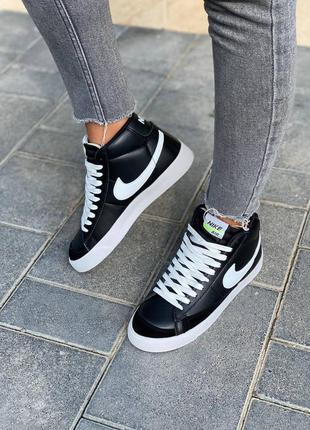 Жіночі кросівки nike blazer high black white знижка sale | smb9 фото