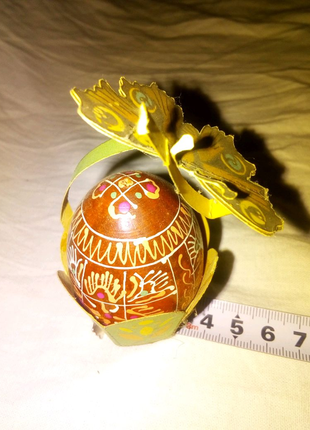 Деревяное яйцо с картонной бабочкой сувенир пасхальный недорого