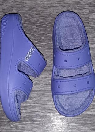 Шлепанцы crocs classic cozzzy sandal