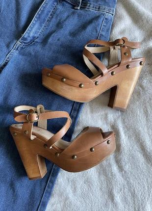 Шкіряні босоніжки коричневі на підборах на дерев’ярій підошві y2k в етно бохо стилі