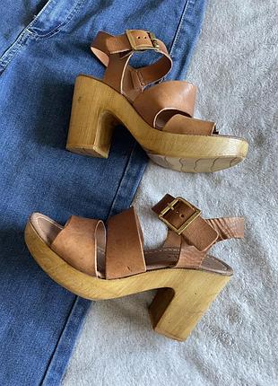 Шкіряні босоніжки коричневі вінтажні на підборах деревʼяній підошві в стилі етно бохо