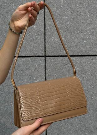 Женская бежевая классическая сумка рептилия через плечо клатч на короткой ручке багет