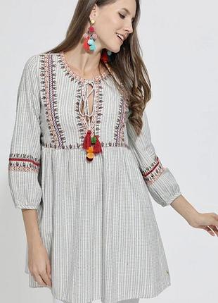 Красивое платье с вышивкой zara