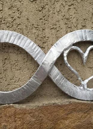 Знак бесконечности с сердцем