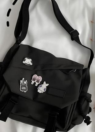 Женская нейлоновая сумка через плечо черного цвета со значками , сумка хардзюко школьная для универа у2к2 фото