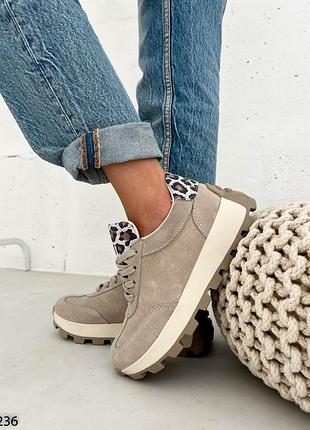 Базовые удобные женские кроссовки на каждый день в замше