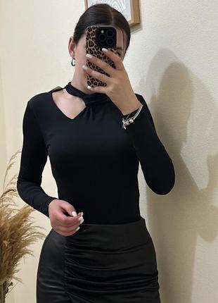 Боді з дуже гарним та делікатним вирізом