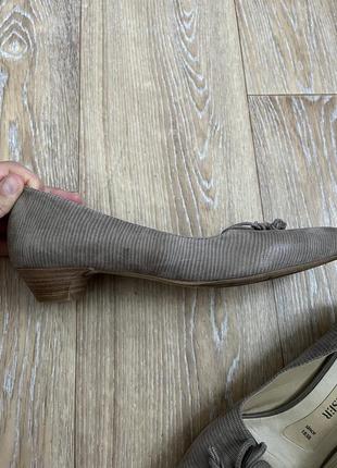 Кожаные брендовые лоферы с острым носиком и маленьким кольцом