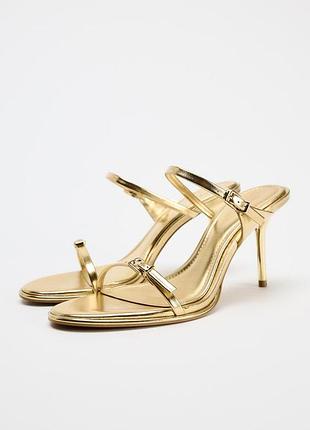 Zara металізовані босоніжки на підборах із пряжками