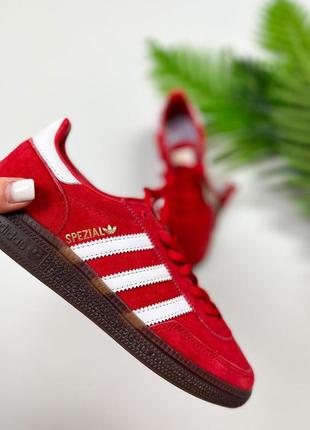 Красные замшевые кроссовки с белыми полосами