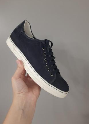 Жіночі кросівки кеди оргінал tod's в наявності 38 розмір.