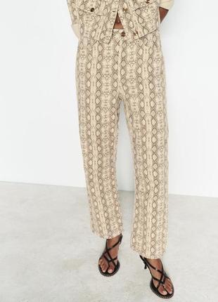 Щільні джинси з лео принтом zara new