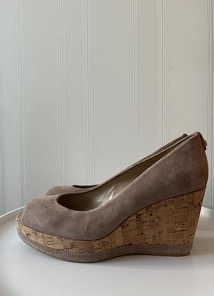 Замшевые туфли stuart weitzman на танкетке