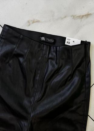Кожанные черные штаны, брюки, леггенсы с начесом zara эко кожа xs-s (36-38-40)2 фото