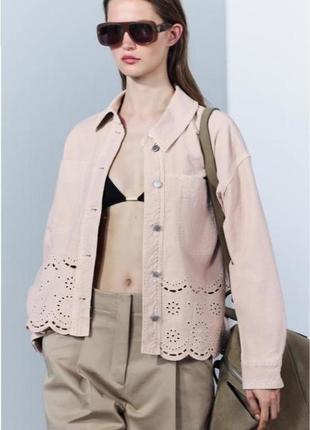 Женская джинсовая куртка рубашка оверсайз с перфорацией