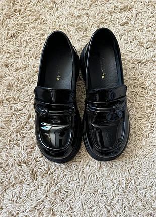 Лаковые лоферы