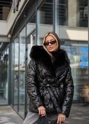 Черная женская зимняя стеганая куртка с капюшоном и мехом