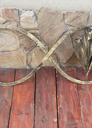 Бронзовый знак бесконечности с цветами