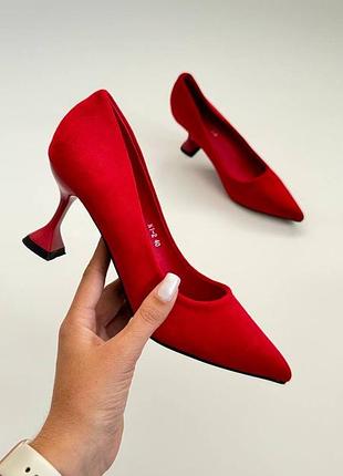 Стильні червоні туфлі на каблуку туфлі на підборах замшеві червоні туфельки на підборі рамка підбори рюмочка