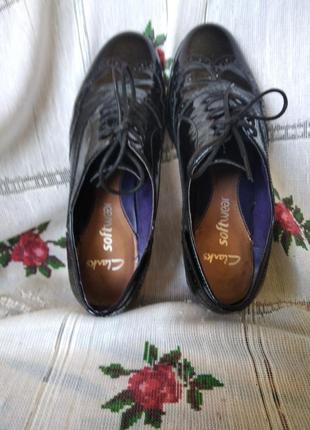 Супер туфлі чорного кольору лакові р.37,устілка-23см."clarks"