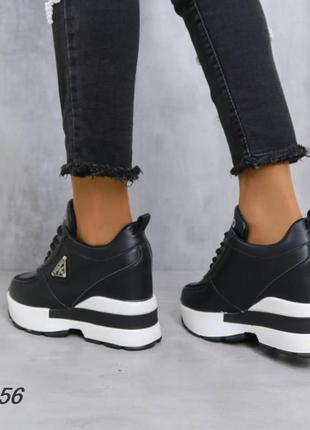 Кроссовки сникерсы на танкетке черные