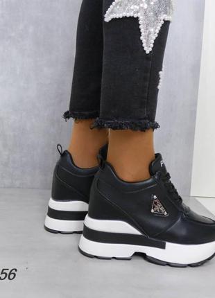 Кроссовки сникерсы на танкетке черные